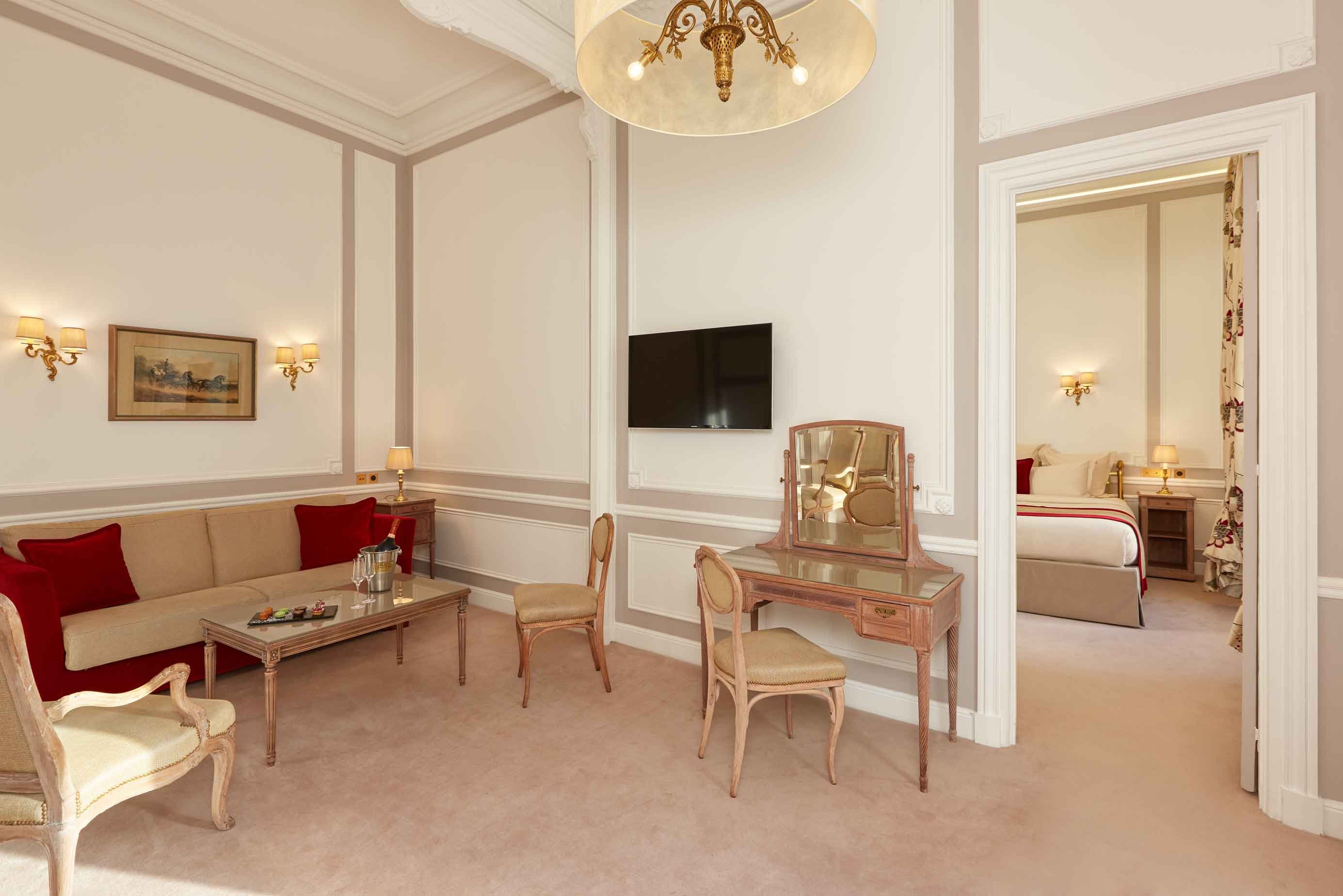 235/Chambres/Suites/Suite Prestige 5 - CHotel Regina Paris.jpg